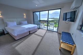 Diamond Island Resort, Restaurant & Bar and Penguin Show - Bicheno - 2