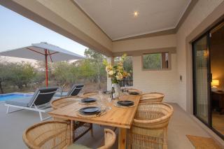 MRLTH Luxury Safari Villa, Close to KNP, Giraffe-Feeding-Tower, Spa-Bath, Boma - 4