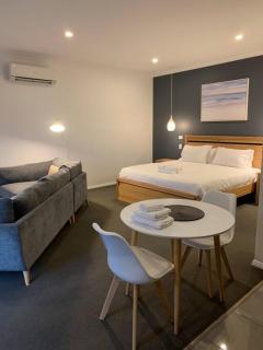 Beachfront self contained studio - White Beach - 0