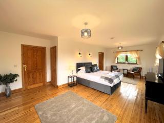 Spectacular 7BR House Hot Tub and Gardens in Gretna - Pass the Keys - 7