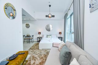 Luxury Escapes - Spacious Studio with Balcony & Marina View - Bay Central - Dubai - 9