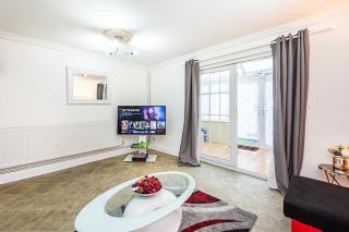Elite 2 Bedroom House in Chadwell Heath/ Romford with Free Wifi and Parking upto 4 guests - Goodmayes - 0