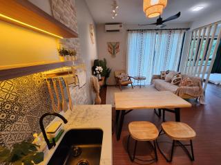 Unique Boho Style Condo with NETFLIX for up to 5PAX - Enjoy Mountain View while swimming at the Infinity Pool & Natural Hotspring Pool, 2mins walk to the Lost World of Tambun, Water Themepark at IPOH - Ipoh - 4