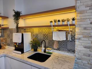 Unique Boho Style Condo with NETFLIX for up to 5PAX - Enjoy Mountain View while swimming at the Infinity Pool & Natural Hotspring Pool, 2mins walk to the Lost World of Tambun, Water Themepark at IPOH - Ipoh - 3