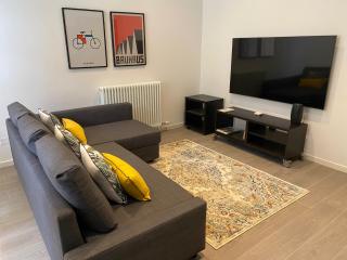 GuestHost - Studio 1 Deisgn Apartment with Car Parking! - 4