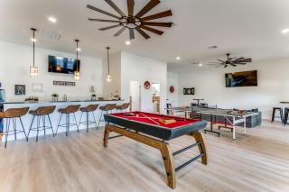 6 BDRM Wine Country Compound on 2 Acres! Pool/HotTub & Club House - Johnson City - 0