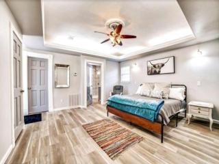 6 BDRM Wine Country Compound on 2 Acres! Pool/HotTub & Club House - Johnson City - 4
