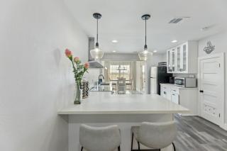 Modern Del Valle Vacation Rental with Deck and Views! - Del Valle - 4