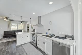 Modern Del Valle Vacation Rental with Deck and Views! - Del Valle - 1