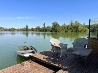 Chalet moderne au bord d'un lac - 1