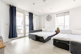 Stylish & Comfortable Top-Floor Flat in Harrow - 4