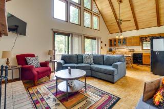 Cabin with Deck about 3 Mi to Apple Valley Lake! - 7