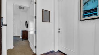 LV009 Private Upstairs Studio w Mountain Views - 8