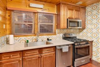 Silvertip Pines Cozy Hillside Log Cabin Retreat - 5