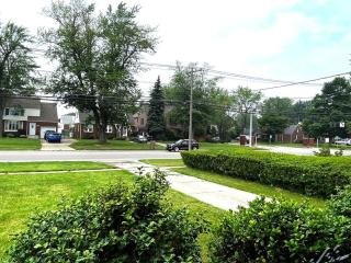 Entire Home in Buffalo - 6 Guests 3 Bedroom 1 Bath - Convenient Location - 25min to Niagara Falls - 8