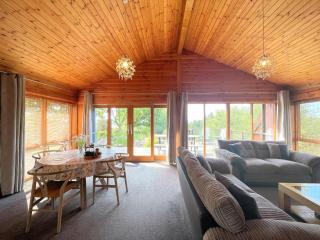 Beautiful 2BR Beach Lodge Set In Stunning Gardens - Pass the Keys - 4