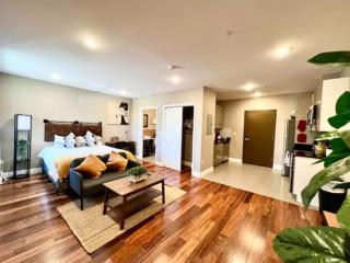 402 Stylish luxe Apt at center city self check-in - 0