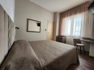 Hotel Miramare Dipendenza - Pineto - 9