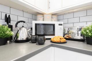 Modern Four Bedroom Four Bathroom Home - Cheltenham - 5