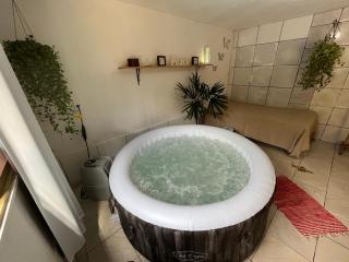 Casa Verde Piscina Spa com Ofurô e Hidro 750m Cavalhodromo 1km Rua do Lazer Reserva Florestal no quintal TVs com Premiere Futebol Filmes You Tube Churras Fogão a lenha Ar Split Internet Fibra Mercado Pirineus Pets bem vindos sossego e energia boa - 8