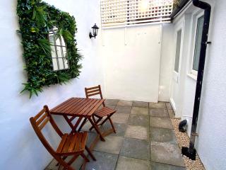 Kemptown Courtyard Apartment - 9