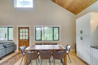 Modern Lakeside Cabin with Mountain Views and Hot Tub! - Lakeside - 5