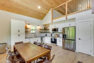 Modern Lakeside Cabin with Mountain Views and Hot Tub! - Lakeside - 4
