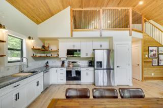 Modern Lakeside Cabin with Mountain Views and Hot Tub! - Lakeside - 2