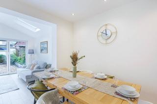Beautiful House - Sleeps 8 - Close to City Centre with Free Parking, Fast Wifi and Smart TV with Virgin TV and Netflix by Yoko Property - 6