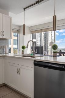 Chic 2BR Condo in Vibrant Downtown Calgary - Calgary - 4