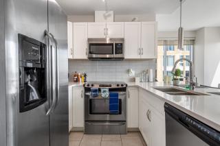 Chic 2BR Condo in Vibrant Downtown Calgary - 6