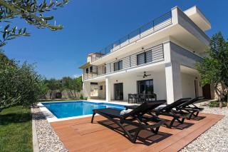 Family House "Villa Gyra" with Private Swimming Pool, Indoor BBQ, Gym and Gaming room! - Podstrana - 9