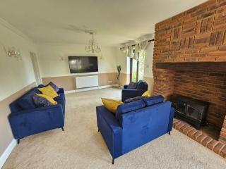 Amazing 6BR, Sleeps 10, Large Garden, Free Parking - - 6