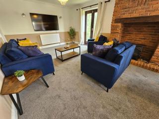 Amazing 6BR, Sleeps 10, Large Garden, Free Parking - - 5