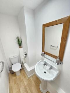 Amazing 6BR, Sleeps 10, Large Garden, Free Parking - - 1