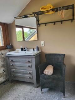 A la salle de jeux et son jardin autour de la cabane verte - 6