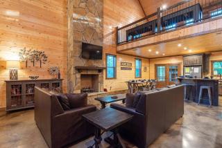 Centrally Located Luxury Cabin - EV Friendly with Hot Tub! - Broken Bow - 1