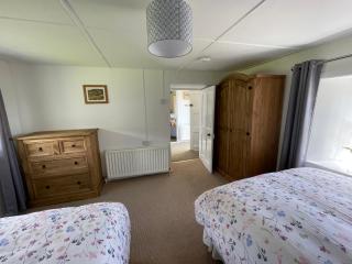 Anne’s Thatched Cottage - 4