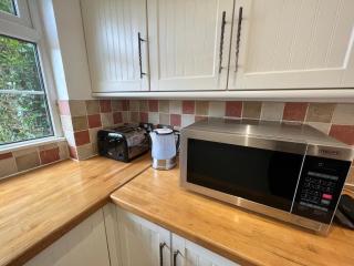 Beautiful Room for ONE Person - free Netflix, Amazon Prime & Disney plus - 5