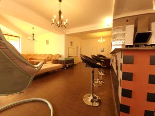 De Facto Home - 7
