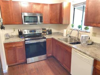 Peaceful, Private Master Bedroom with Own Bath near HILO, with AC! - Keaau - 2