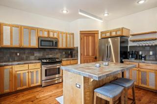 Professionally Decorated Shevlin Home features Private Hot Tub home - Bend - 7