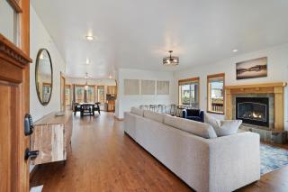 Professionally Decorated Shevlin Home features Private Hot Tub home - Bend - 4