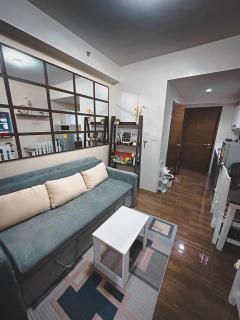 Apartment Condo in Air Residences Makati wifi Netflix Disney, pool & mall - Manila - 3