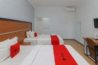 RedDoorz Plus At Swun Stay Raya Langsep - 1