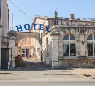 Hôtel Le Cheval Blanc - Saint-Maixent-lʼÉcole - 0