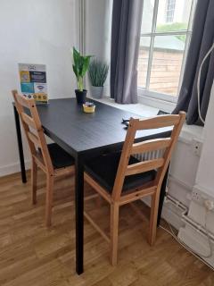 NEWLY Refurbed - Large Studio Apt With Private Parking - 6
