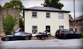 Town villa with charming garden, bbq area & Sleeps 6 - Cashel - 0