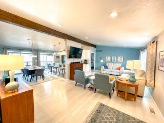 Lakefront 5 Bedroom Vacation Home - Sleeps 12! - 6