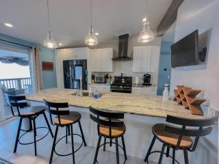 Lakefront 5 Bedroom Vacation Home - Sleeps 12! - Vermilion - 4